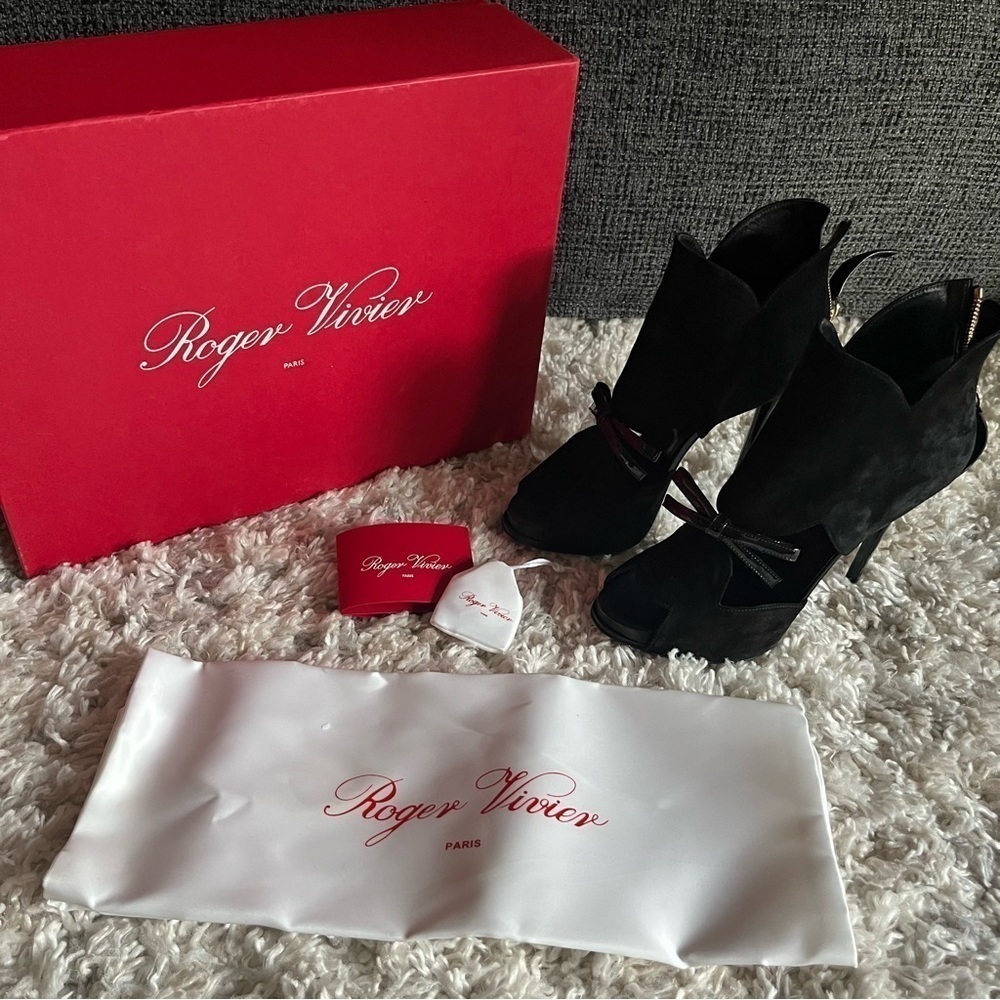 BNIB Roger Vivier Paris Bow Embellished Peep Toe Suede Platform Sandals
